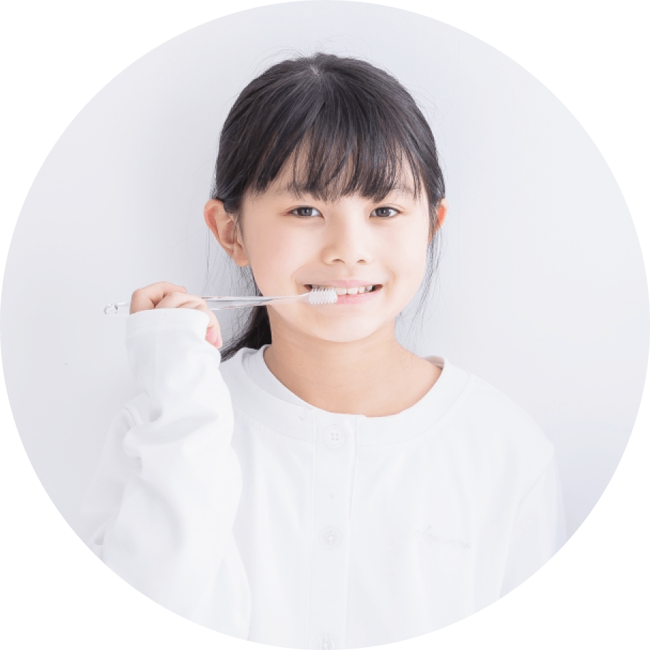 子供が歯磨きしている様子