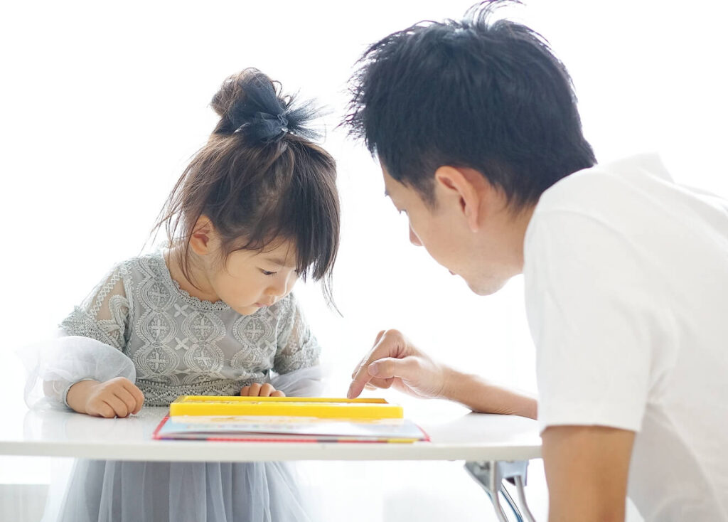 親子でスマホゲームで遊んでいる様子
